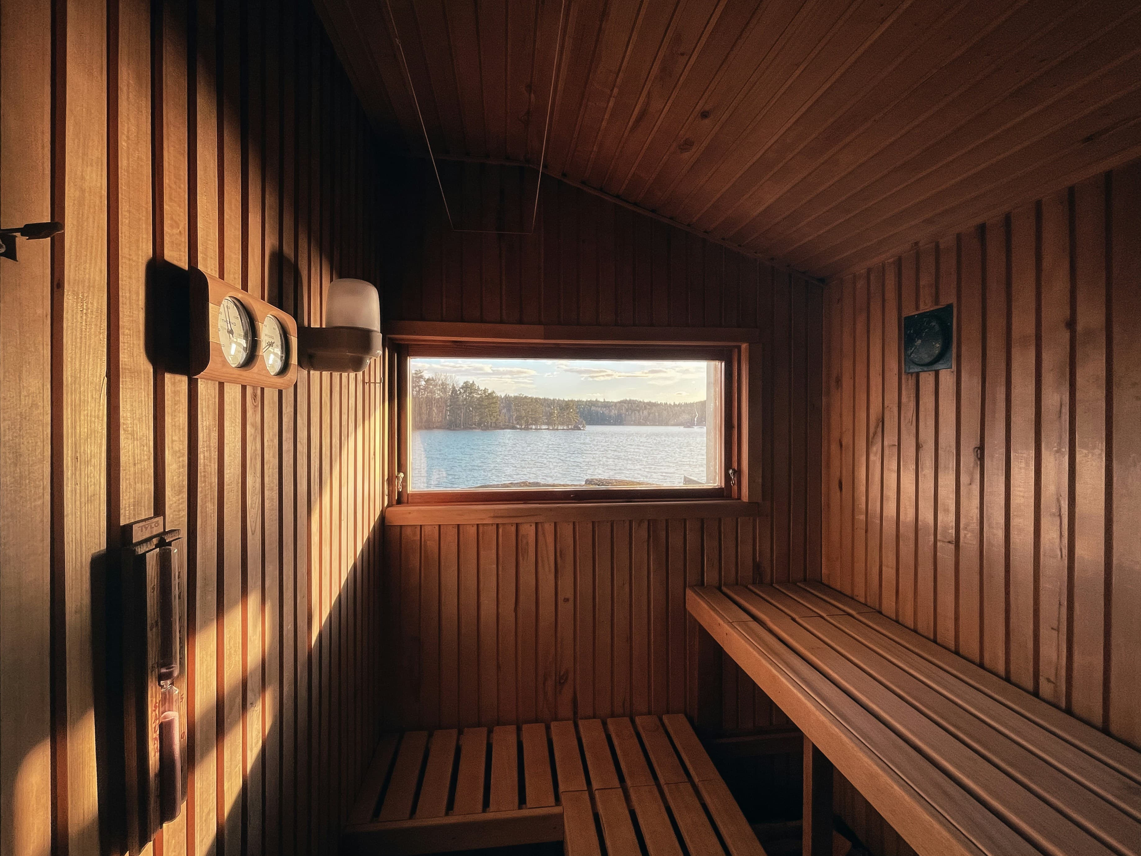 Sauna interior med udsigt over sø